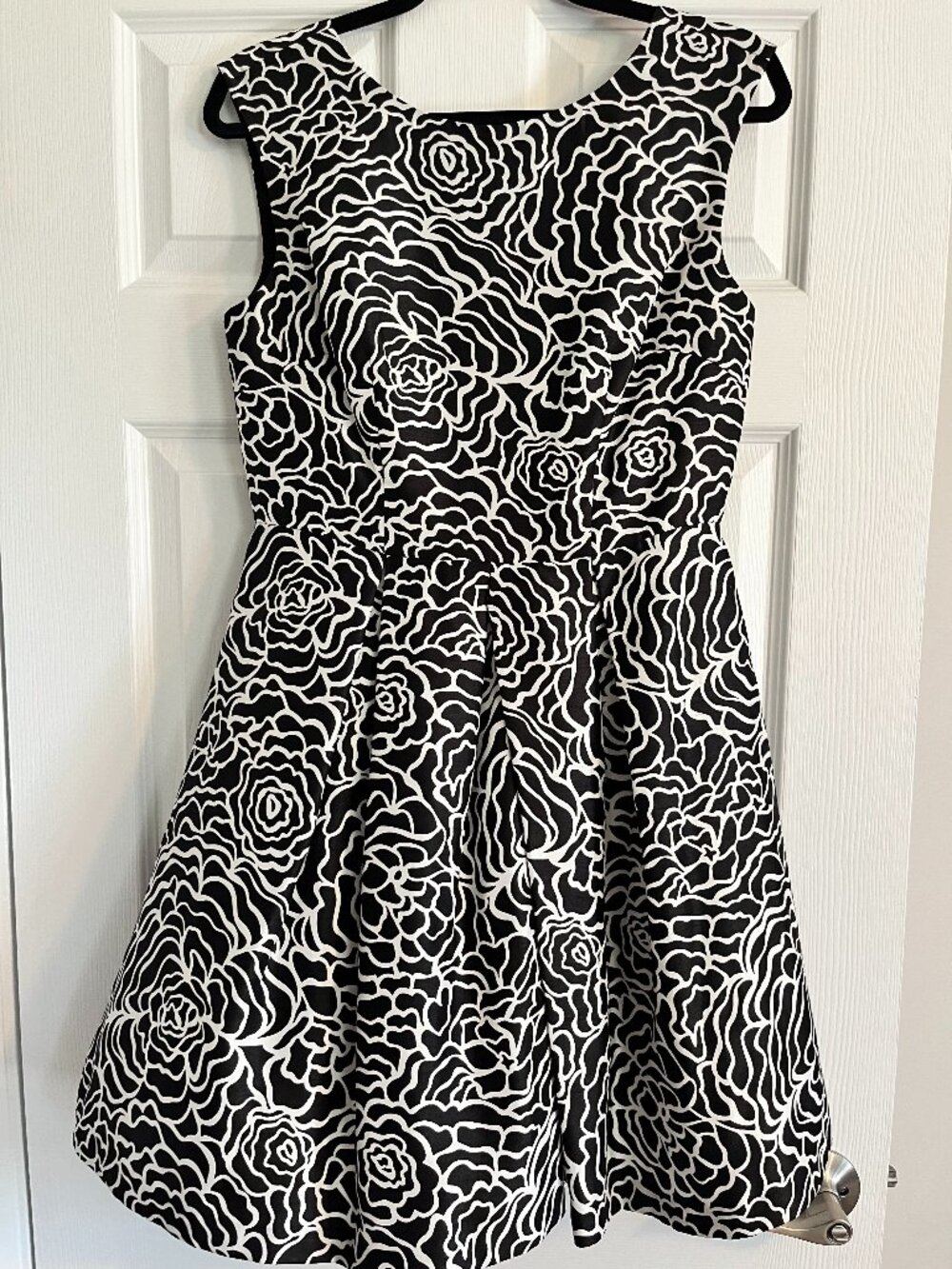 The Limited Black and White Floral knee-length dress Sz 6